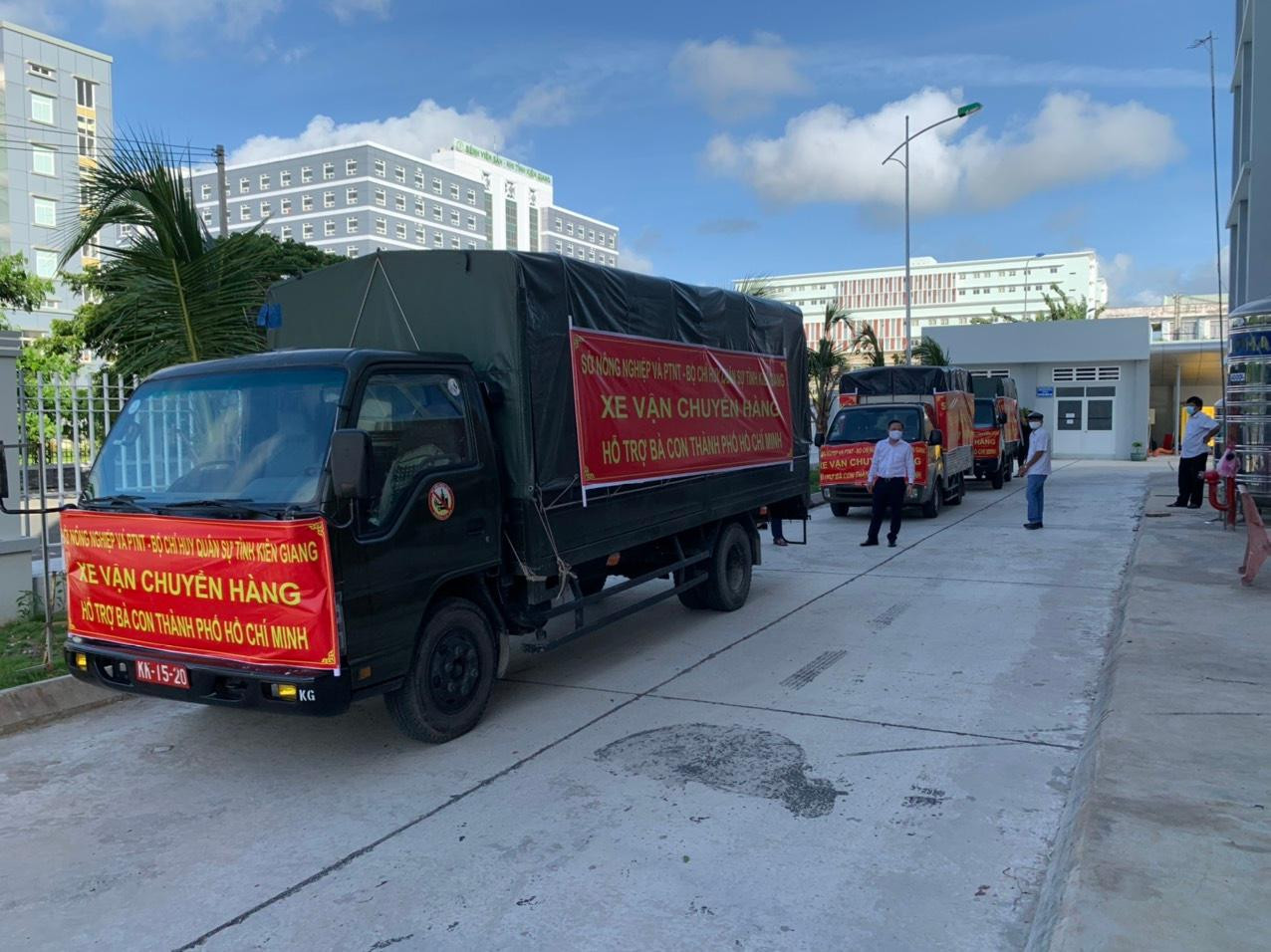 Đến 7h30 sáng nay, chuyến hàng đã được vận chuyển đến TP. HCM. Sau khi xuống hàng các chuyến xe sẽ chạy thẳng về tỉnh Kiên Giang. Ảnh: Phương Vũ.