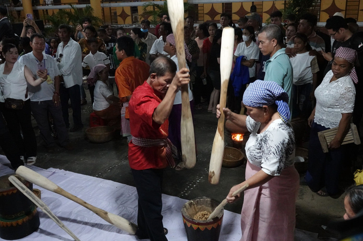 Làm cốm dẹp của đồng bào Khmer.