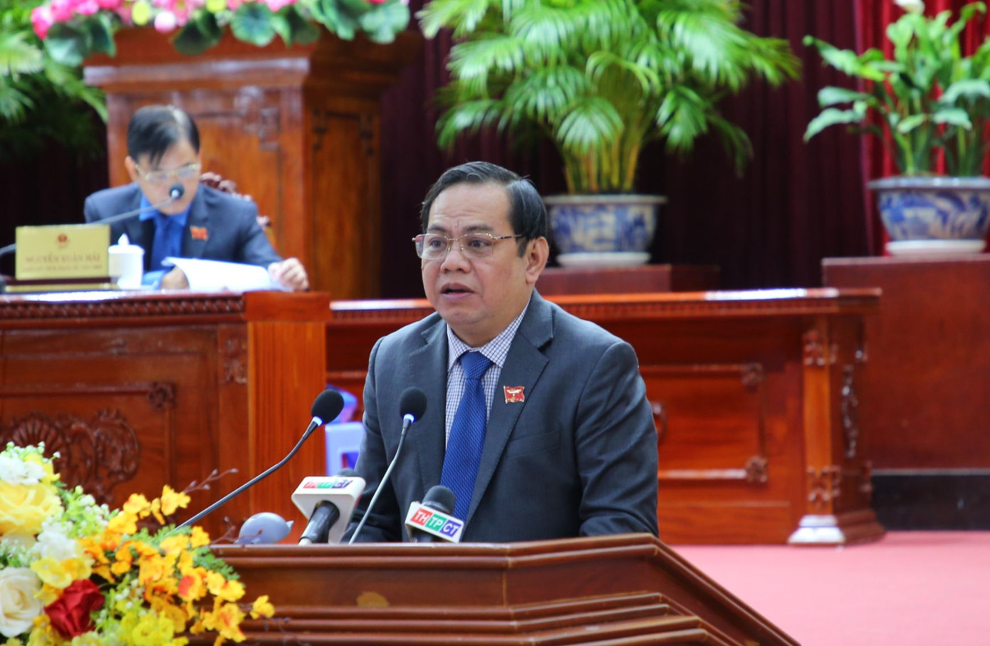 Ông Mai Như Toàn - Giám đốc Sở Xây dựng TP. Cần Thơ báo cáo thảo luận tại kỳ họp HĐND. Ảnh: Nhật Huy. Ông Mai Như Toàn - Giám đốc Sở Xây dựng TP. Cần Thơ báo cáo thảo luận tại kỳ họp HĐND. Ảnh: Nhật Huy.