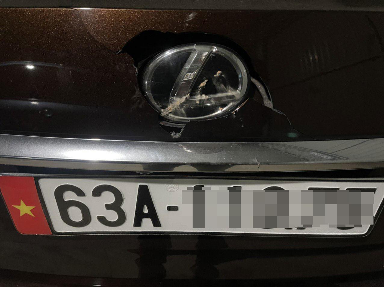 Chiếc xe Lexus RX 350 bị Hưng đập phá.