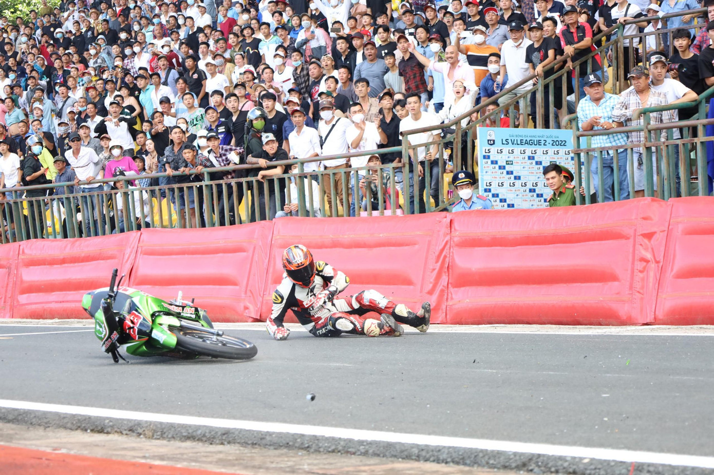 Nhiều tay đua 'ngã ngựa". Nhiều tay đua 'ngã ngựa".