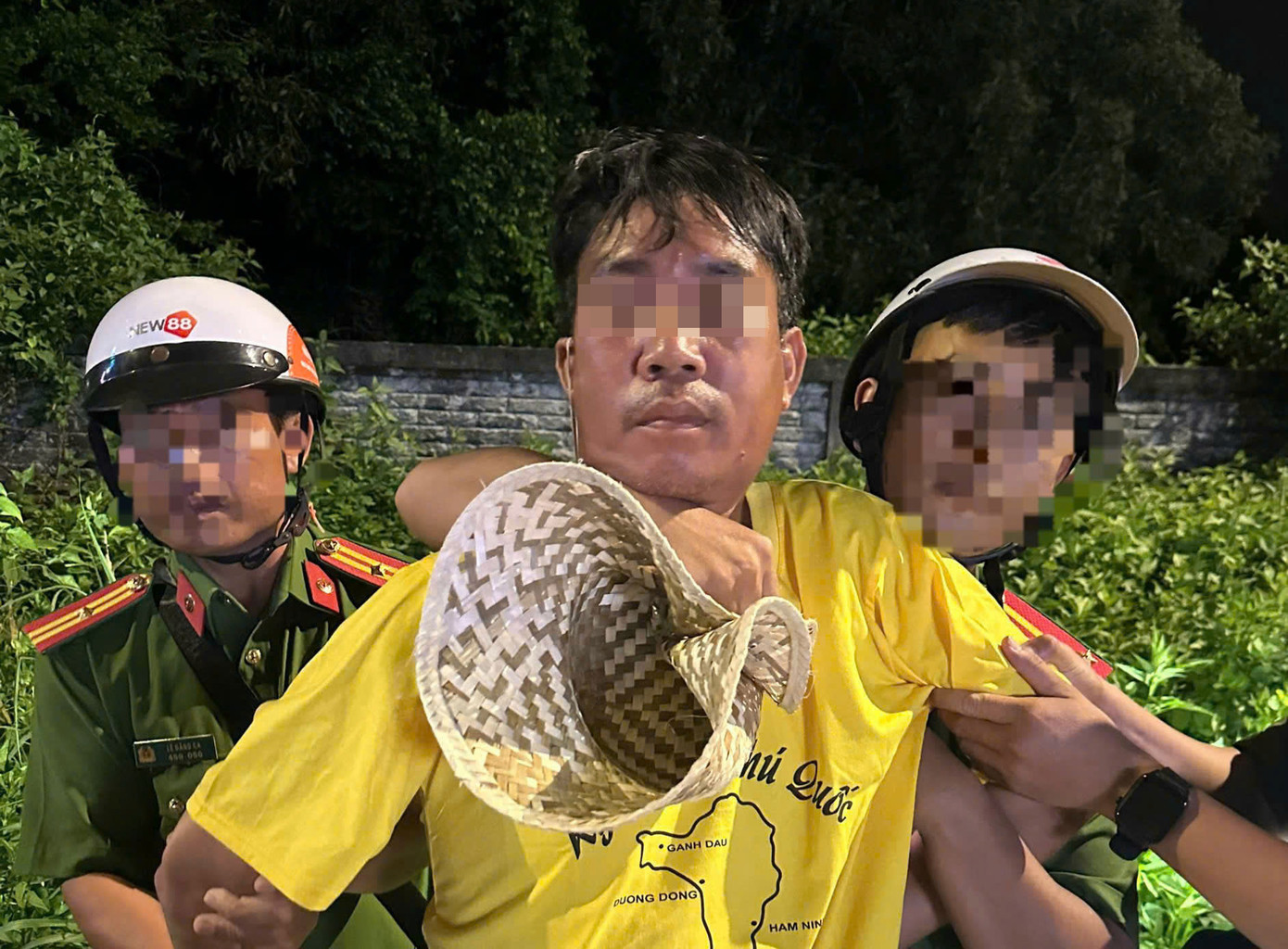 Đối tượng Hòa bị bắt giữ. Đối tượng Hòa bị bắt giữ.