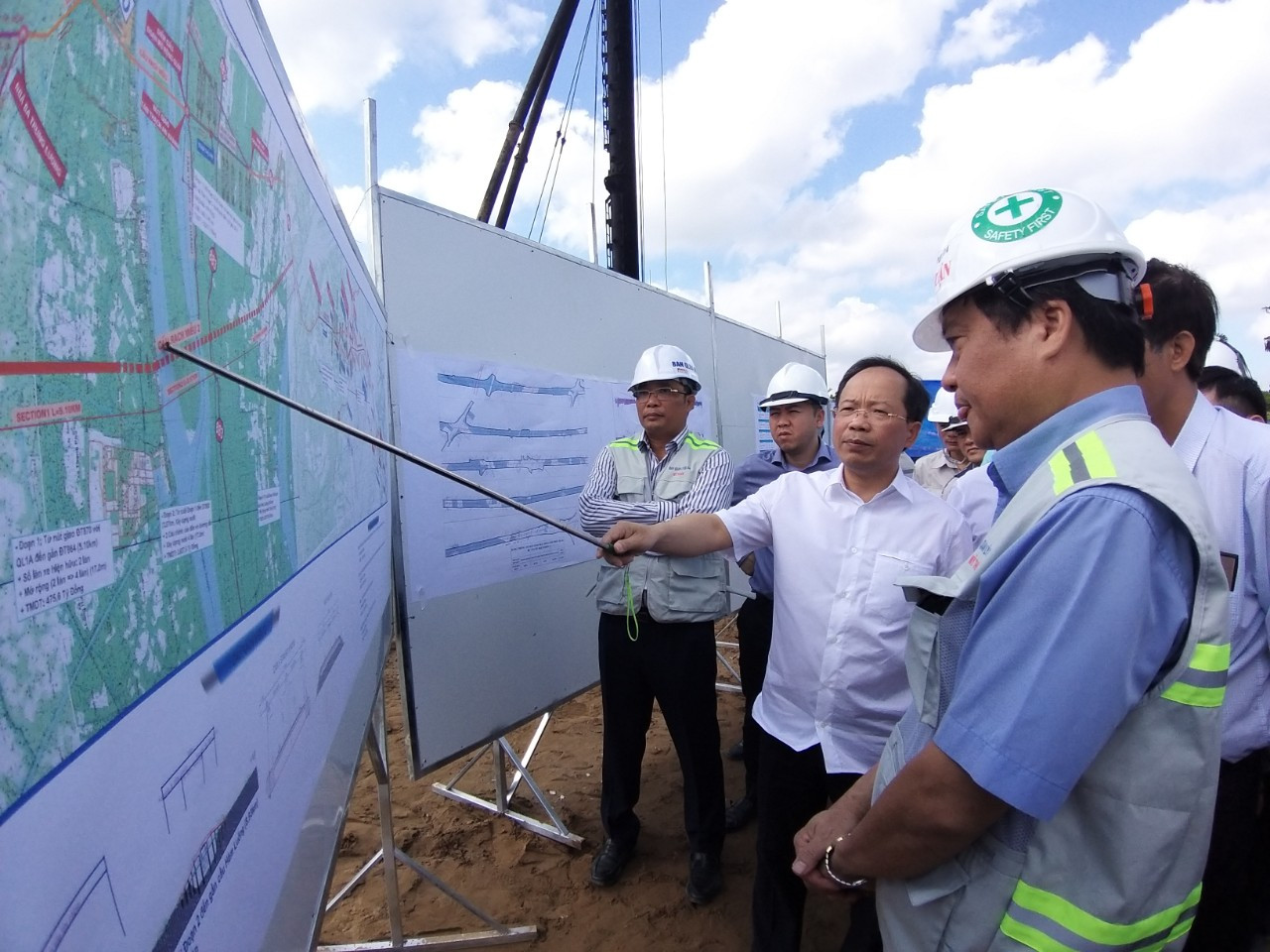 Thứ trưởng Bộ GTVT Nguyễn Duy Lâm, cùng đoàn công tác Bộ GTVT có buổi làm việc với 2 tỉnh Tiền Giang, Bến Tre về công tác giải phóng mặt bằng dự án cầu Rạch Miễu 2.