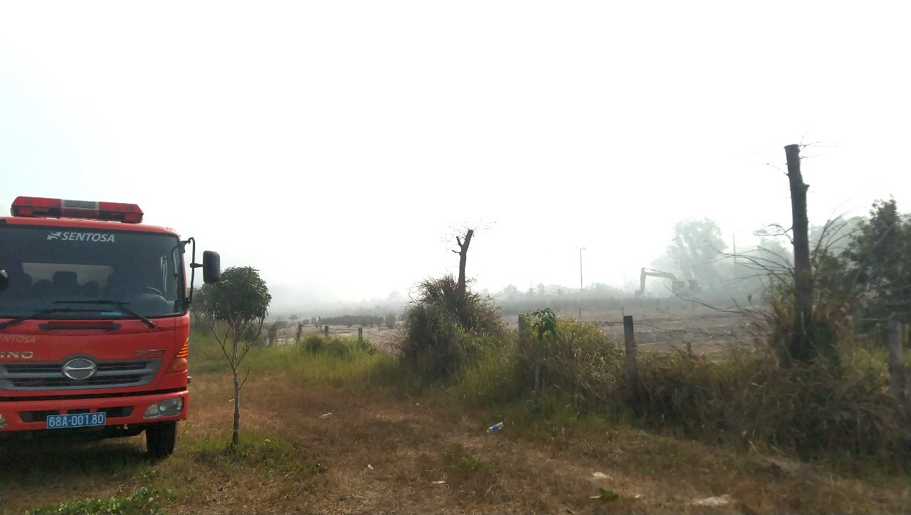 Vụ cháy kéo dài từ nhiều ngày qua, lực lượng chữa cháy can thiệp nhưng chưa khống chế được. Vụ cháy kéo dài từ nhiều ngày qua, lực lượng chữa cháy can thiệp nhưng chưa khống chế được.