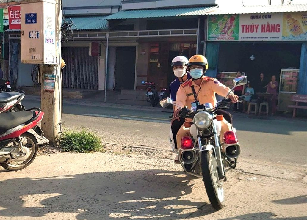 Thượng úy Hoàng Thế Minh chở thí sinh Võ Lâm Hùng đến điểm thi kịp thời. Thượng úy Hoàng Thế Minh chở thí sinh Võ Lâm Hùng đến điểm thi kịp thời.