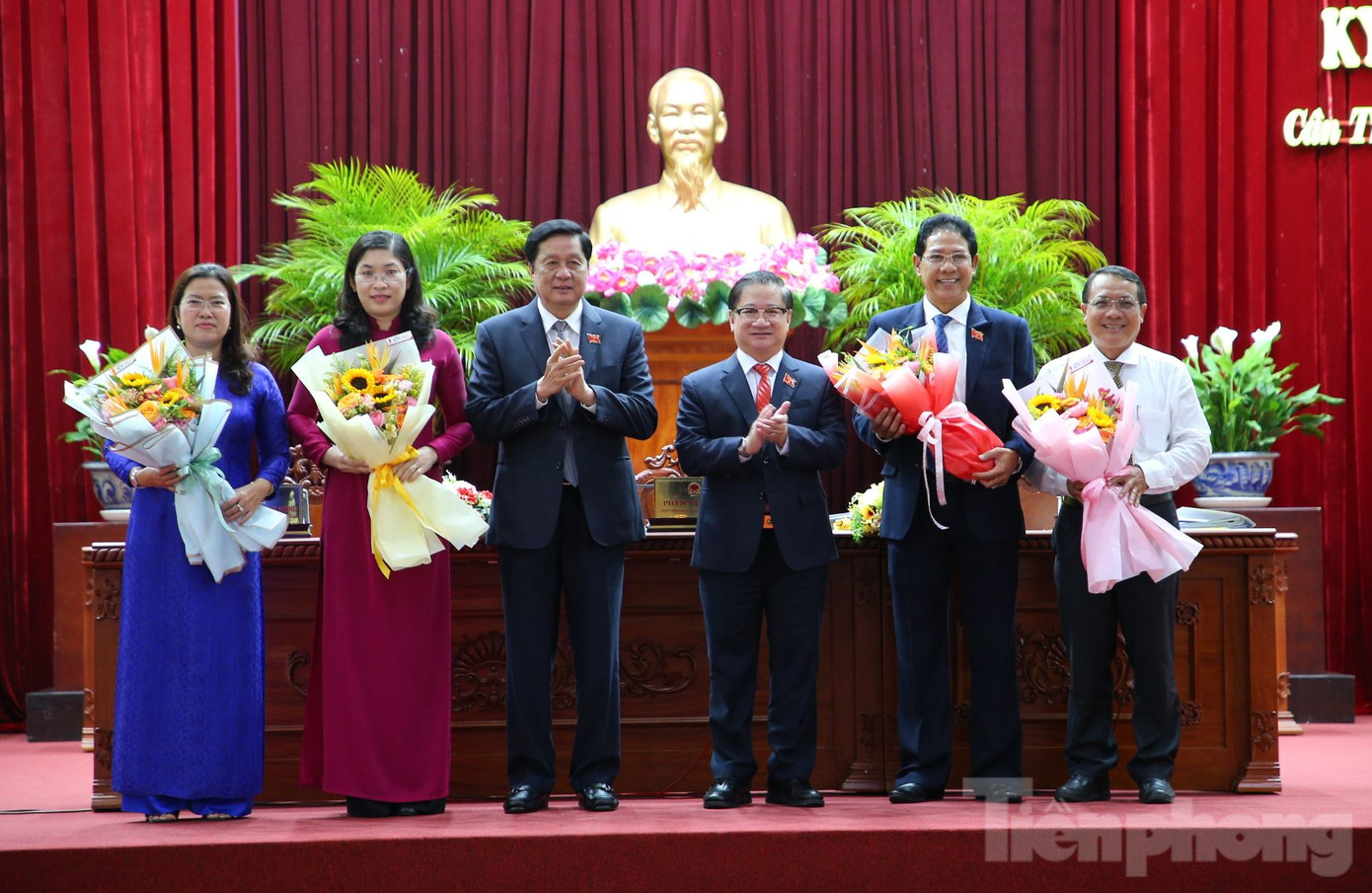 Lãnh đạo HĐND, UBND TP. Cần Thơ tặng hoa cho các cán bộ được bầu bổ sung Uỷ viên UBND thành phố và cán bộ đã chuyển công tác. Ảnh: Nhật Huy Lãnh đạo HĐND, UBND TP. Cần Thơ tặng hoa cho các cán bộ được bầu bổ sung Uỷ viên UBND thành phố và cán bộ đã chuyển công tác. Ảnh: Nhật Huy