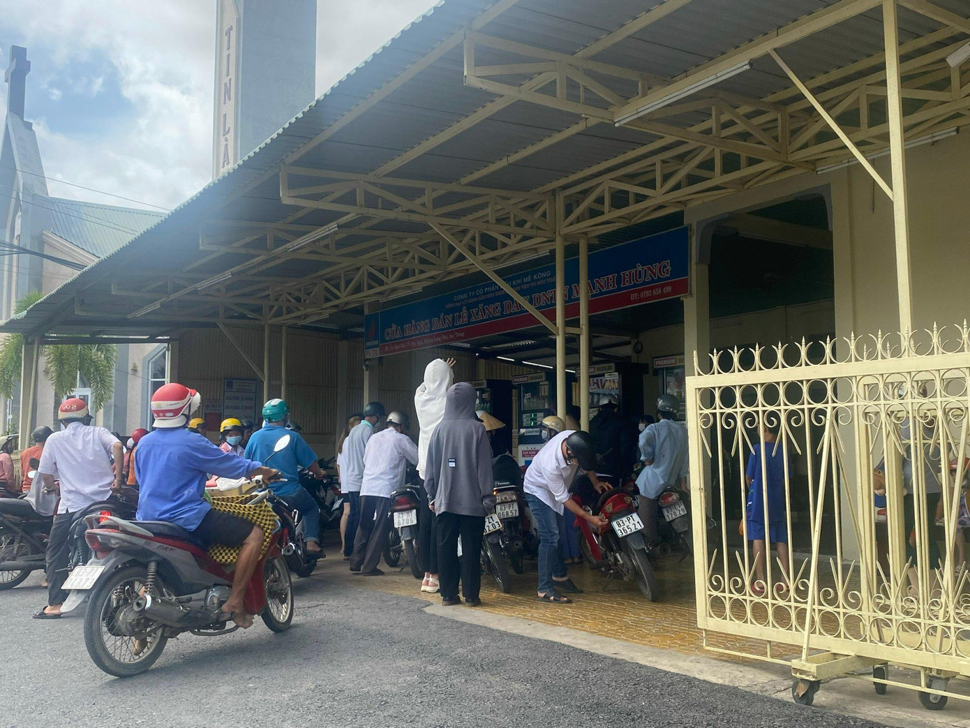 Sau khi cửa hàng mở cửa trở lại, rất đông người dân chen nhau đến đổ xăng.