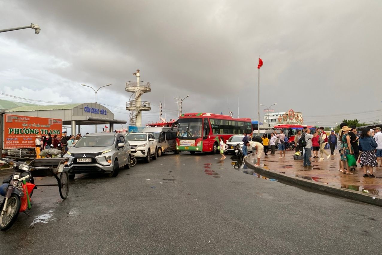 Theo ghi nhận của phóng viên, tại bến tàu Rạch Giá, từ 5 giờ sáng nay (2/9) trời mưa kéo dài, kèm theo gió mạnh.