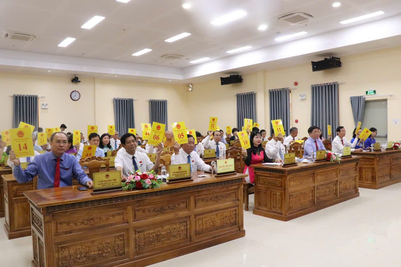 Các đại biểu HĐND tỉnh An Giang biểu quyết thông qua các nghị quyết tại kỳ họp. Các đại biểu HĐND tỉnh An Giang biểu quyết thông qua các nghị quyết tại kỳ họp.