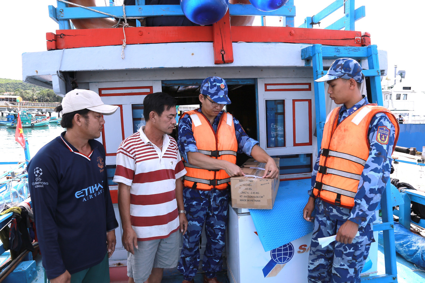 Lực lượng Cảnh sát biển 4 niêm phong tang vật vi phạm trên tàu BĐ-94713-TS. Ảnh: CSB. Lực lượng Cảnh sát biển 4 niêm phong tang vật vi phạm trên tàu BĐ-94713-TS. Ảnh: CSB.