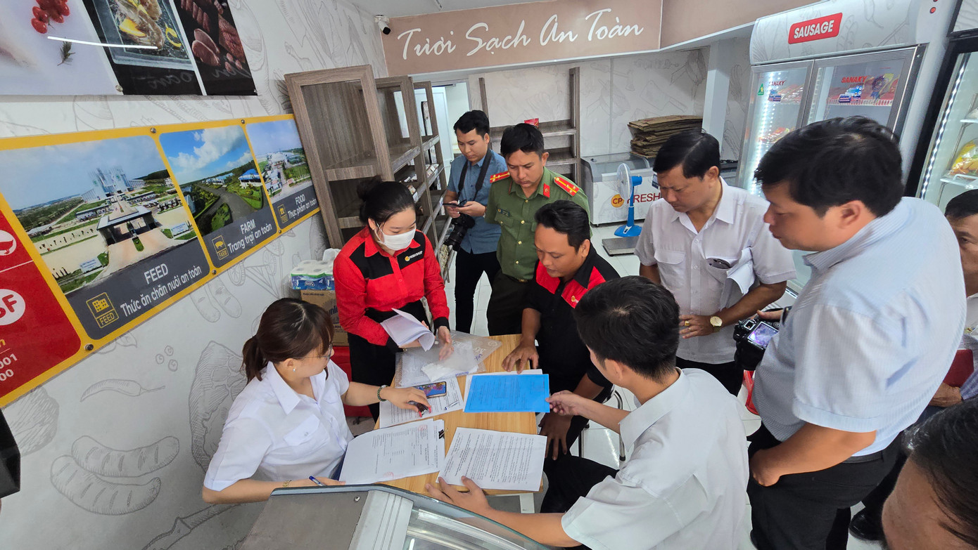 Lực lượng chức năng đang kiểm tra cửa hàng CP F.S tại thị trấn Mỹ Xuyên, huyện Mỹ Xuyên, tỉnh Sóc Trăng. Ảnh: Nhật Huy.