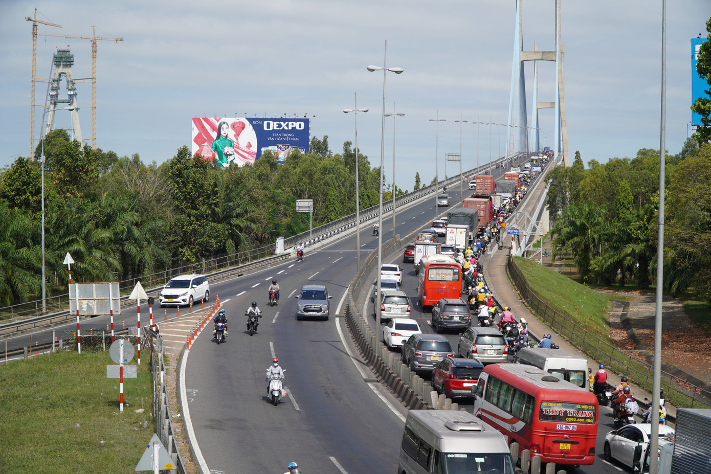 Theo lãnh đạo Phòng CSGT tỉnh Tiền Giang, tình trạng ùn tắc kéo dài sang Vĩnh Long là do phương tiện xếp hàng chờ vào cao tốc Trung Lương - Mỹ Thuận ở phía huyện Cái Bè (Tiền Giang). Hiện lực lượng CSGT hai tỉnh Vĩnh Long – Tiền Giang phối hợp để khắc phục tình trạng trên.