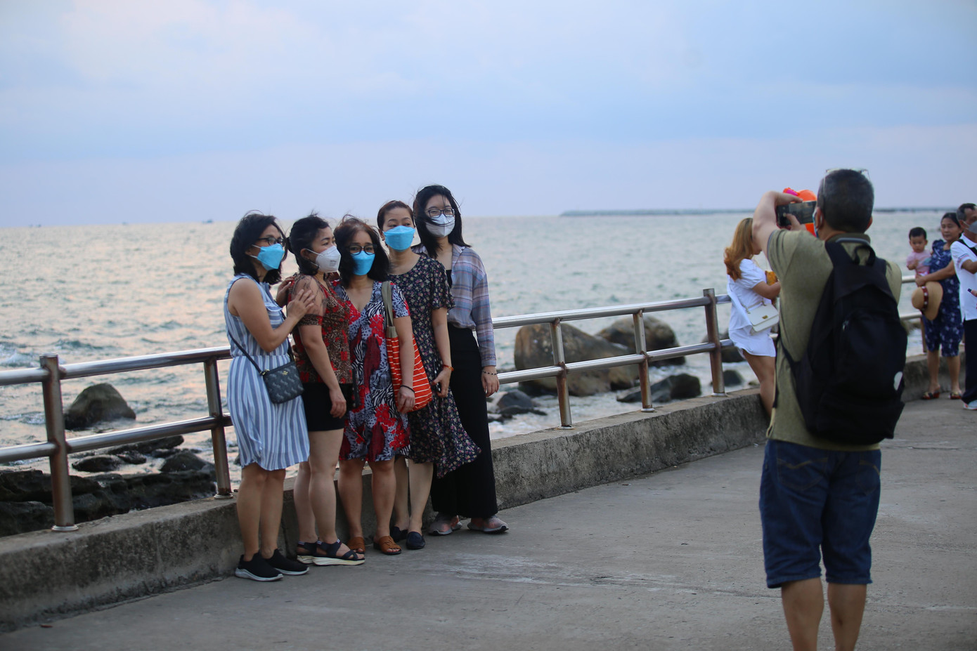 Điểm du lịch Dinh Cậu (Phú Quốc) rất đông du khách đến tham quan, chụp ảnh.