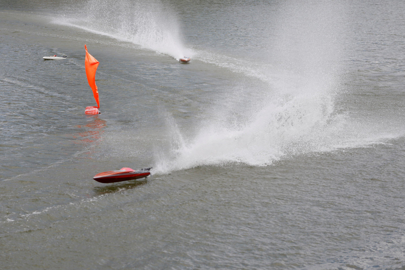 Chơi tàu mô hình giống như các trò điều khiển từ xa khác. Tàu mô hình cần sự khéo léo, nhanh nhẹn để hạn chế các sự cố, từ va chạm, chết máy, lật thuyền… Vì vậy, mỗi buổi chơi đều có đội cứu hộ chạy thuyền máy để làm nhiệm vụ "cứu nạn". Chơi tàu mô hình giống như các trò điều khiển từ xa khác. Tàu mô hình cần sự khéo léo, nhanh nhẹn để hạn chế các sự cố, từ va chạm, chết máy, lật thuyền… Vì vậy, mỗi buổi chơi đều có đội cứu hộ chạy thuyền máy để làm nhiệm vụ "cứu nạn".