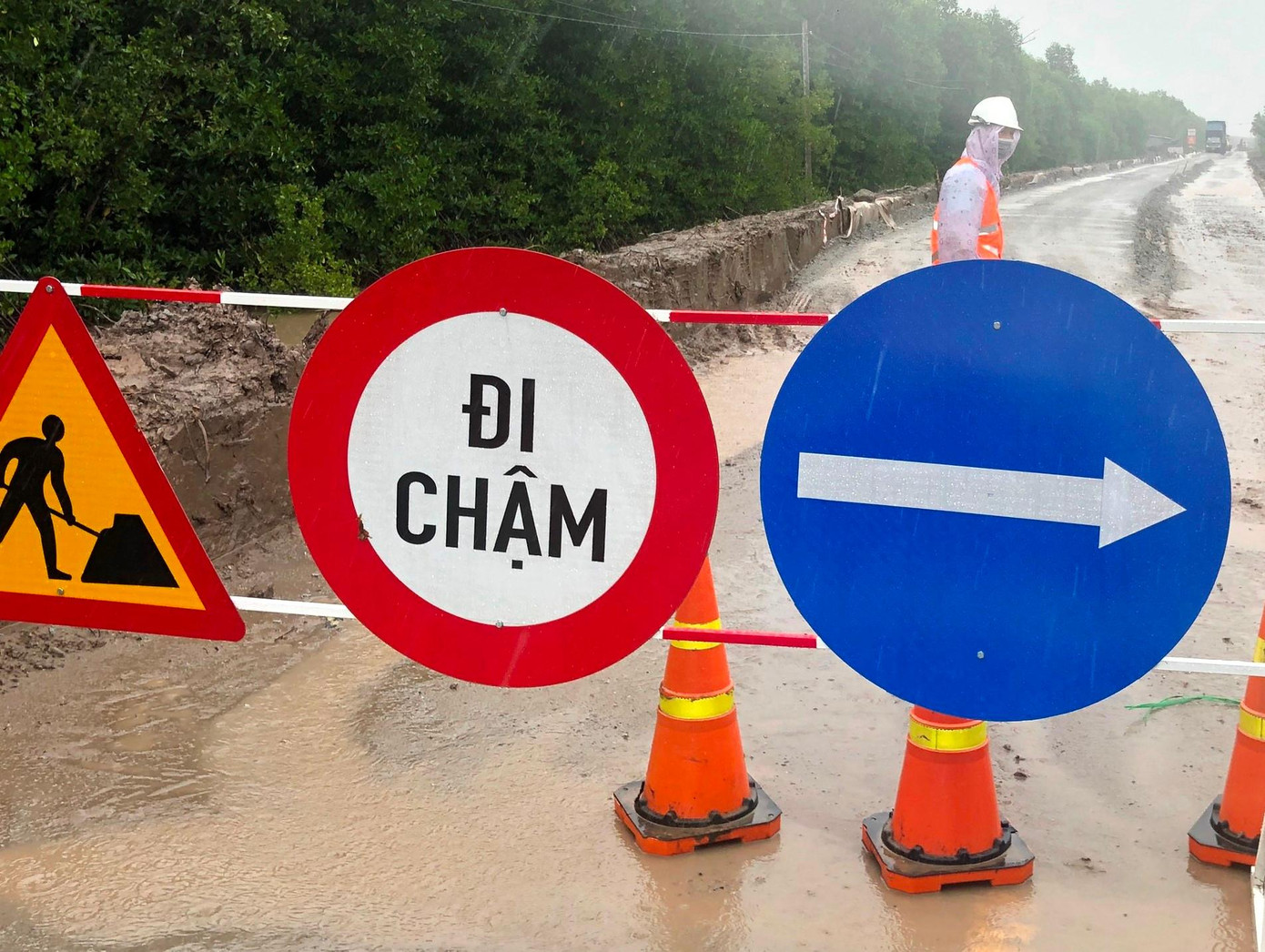 Từ đó, làm ảnh hưởng rất lớn đến hoạt động giao thông trên tuyến, gây mất ATGT, mất mỹ quan và không đảm bảo điều kiện vệ sinh môi trường, tạo bức xúc trong dư luận.