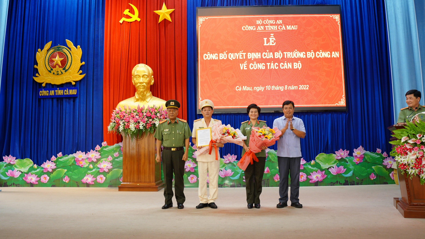 Bí thư Tỉnh ủy Cà Mau Nguyễn Tiến Hải (bìa phải) và Đại tá Phạm Thành Sỹ, Giám đốc Công an tỉnh Cà Mau trao quyết định của Bộ trưởng Bộ Công an về công tác cán bộ.