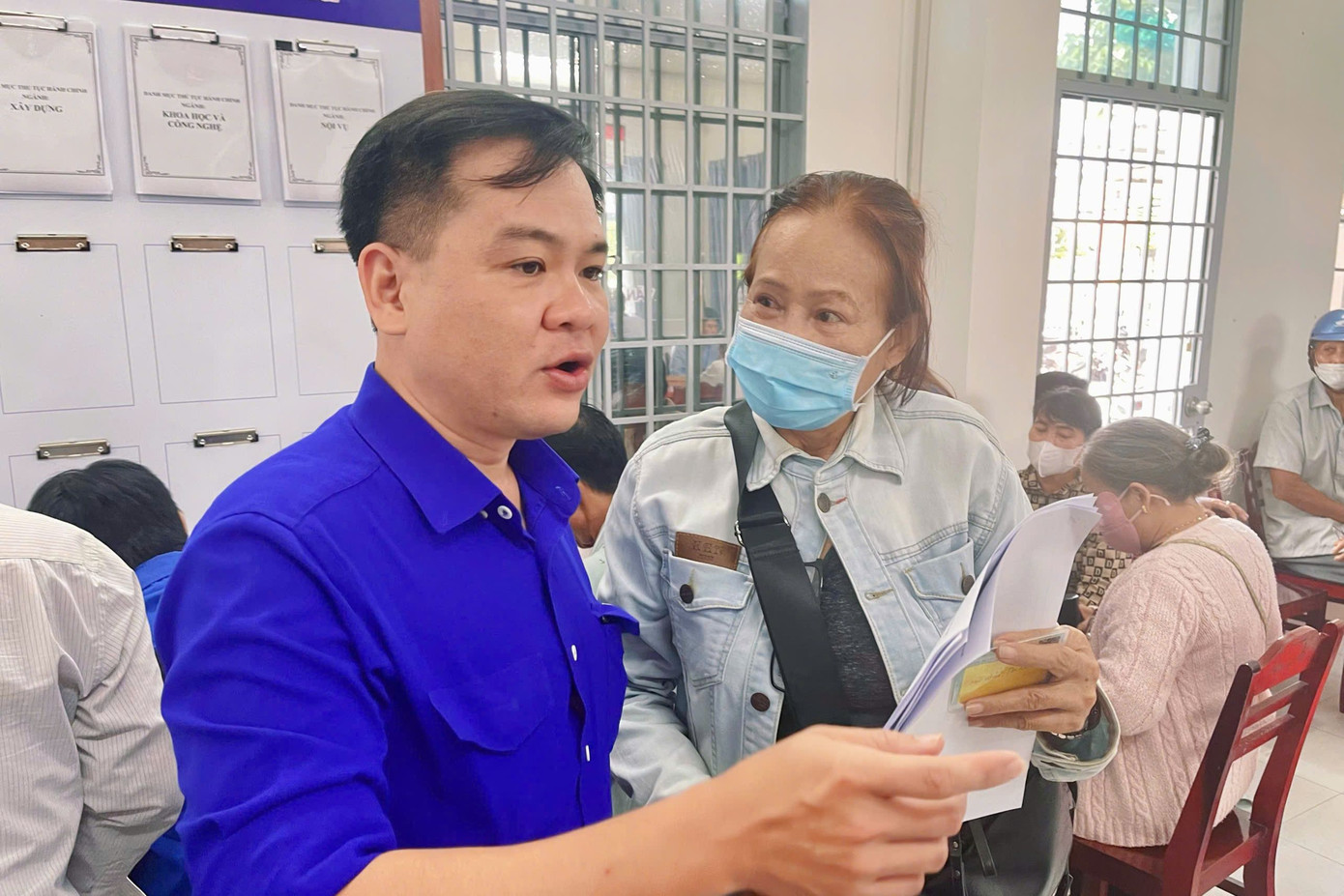 Anh Phan Duy Bằng - Bí thư Tỉnh Đoàn An Giang hướng dẫn người dân về thủ tục hành chính.