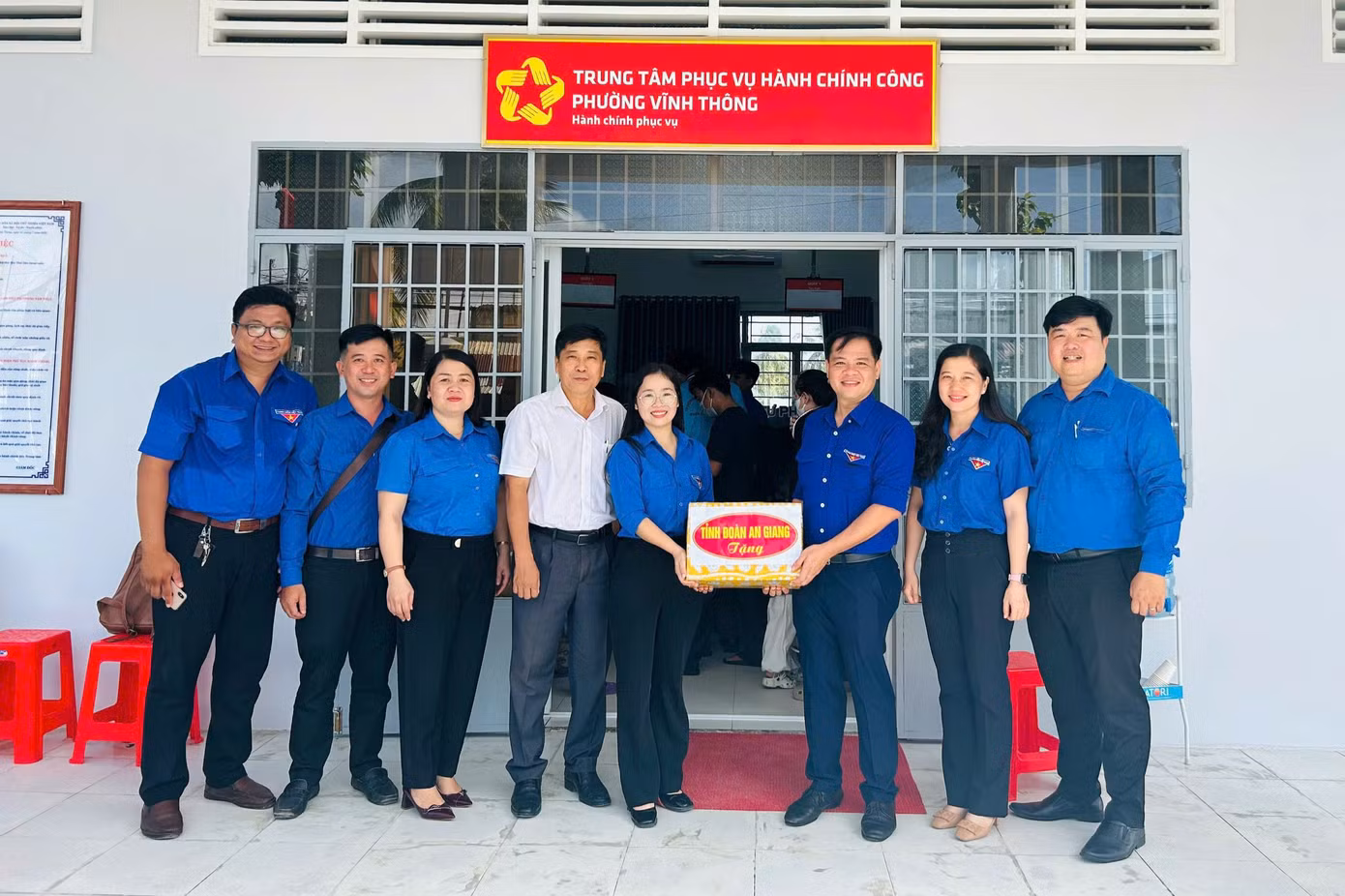 Anh Phan Duy Bằng đến thăm, tặng quà và động viên đội hình thanh niên tình nguyện.