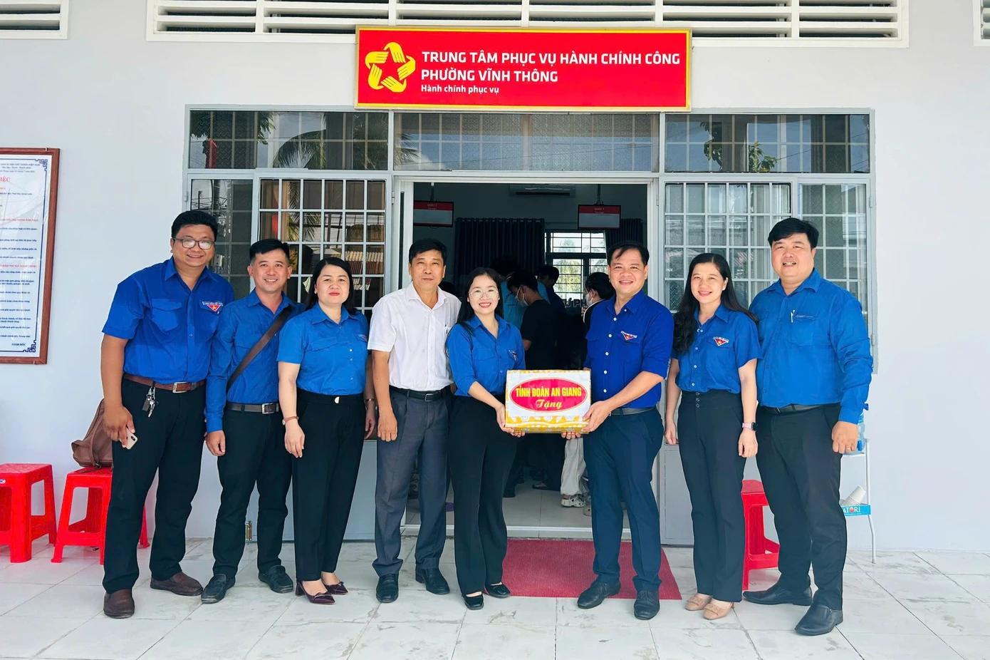 Anh Phan Duy Bằng đến thăm, tặng quà và động viên đội hình thanh niên tình nguyện.