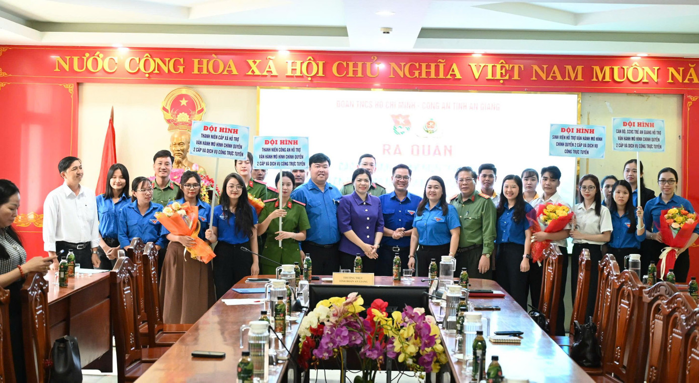 4 đội hình thanh niên tình nguyện tham gia hỗ trợ tại Trung tâm Phục vụ Hành chính công. Ảnh: Yến Linh