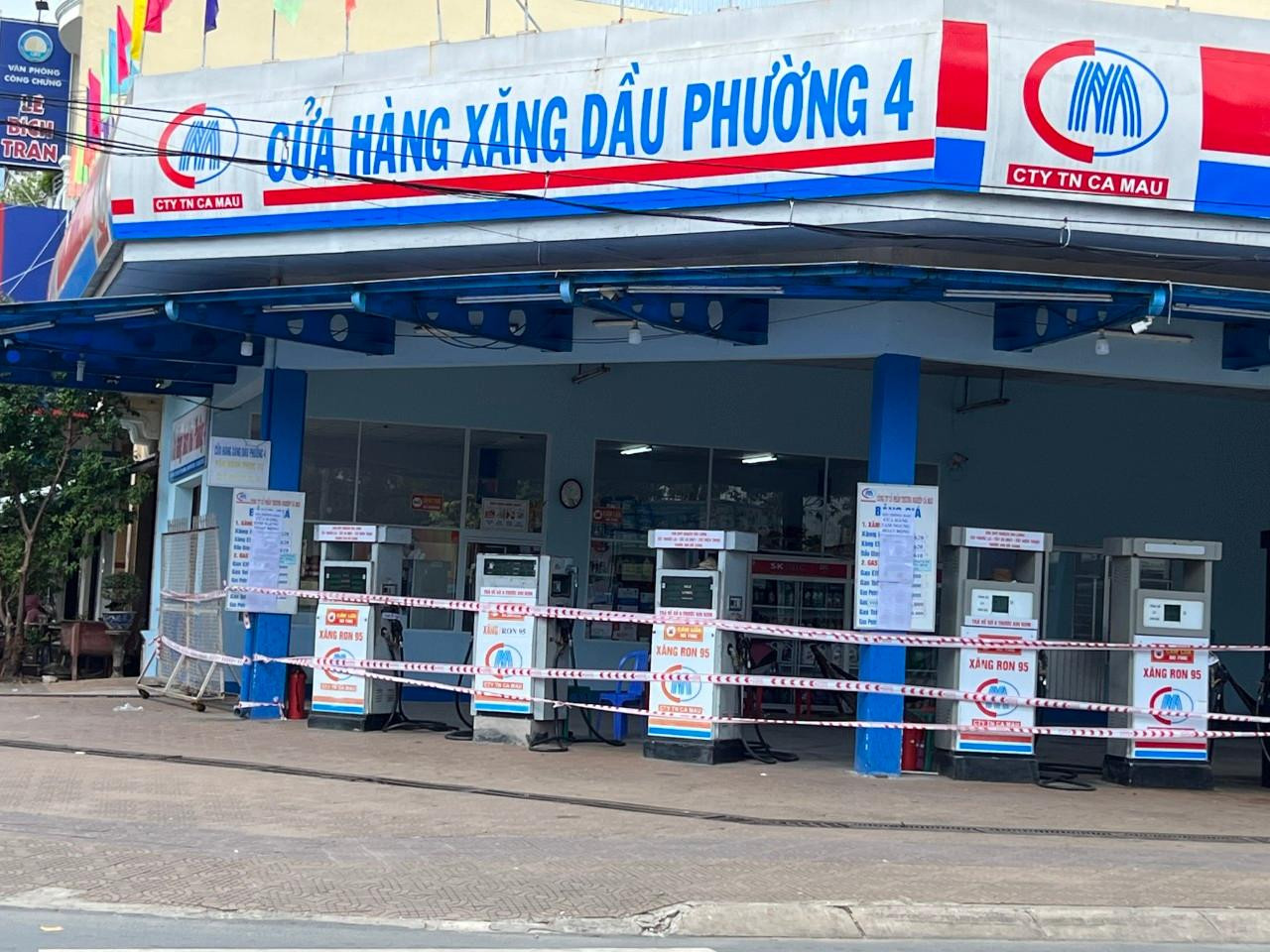 Một cửa hàng kinh doanh xăng dầu của Công ty cổ phần Thương nghiệp Cà Mau trên địa bàn TP. Cà Mau bị dừng hoạt động. Một cửa hàng kinh doanh xăng dầu của Công ty cổ phần Thương nghiệp Cà Mau trên địa bàn TP. Cà Mau bị dừng hoạt động.