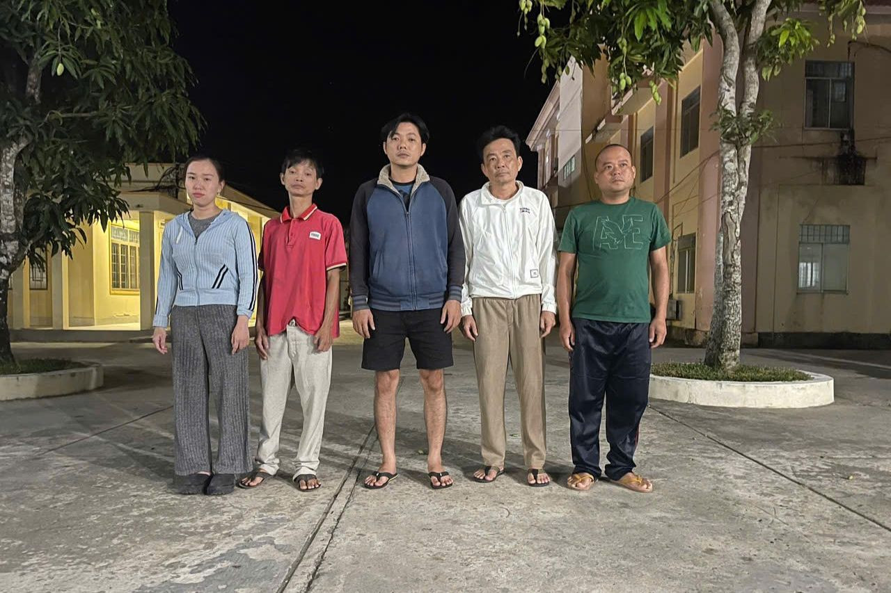 Các đối tượng Quách Thị Kim Như, Nguyễn Xuân Hải, Nguyễn Hoàng Đạt, Nguyễn Đăng Khoa (cầm đầu), Thái Hồng Tây (từ trái sang phải). Ảnh