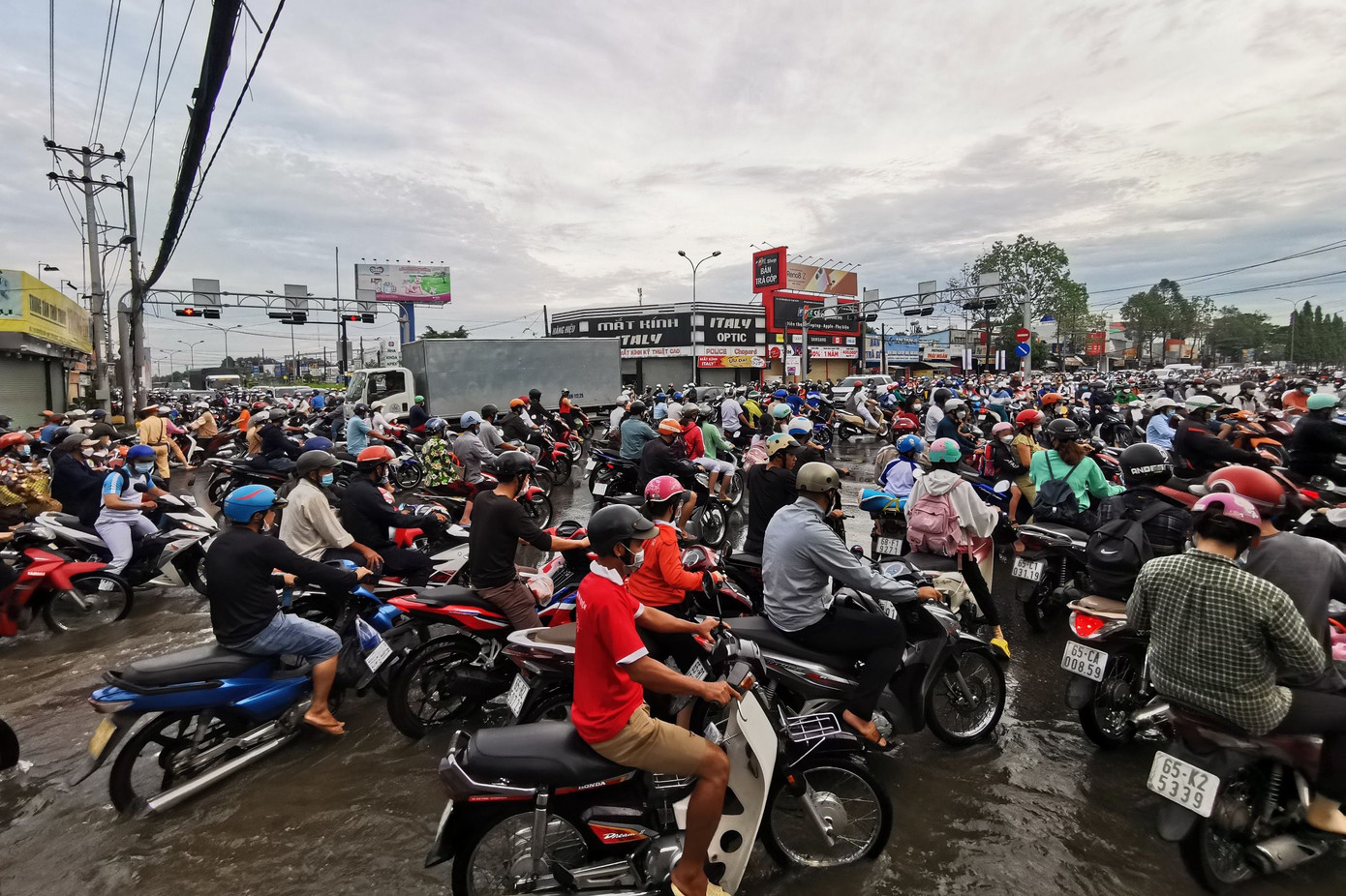 Đường Nguyễn Văn Cừ, đoạn từ ngã tư giao với đường Nguyễn Văn Linh kéo dài đến đường Hoàng Quốc Việt (phường An Bình, quận Ninh Kiều) là một trong những điểm ngập nặng khi triều cường lên. Trong ảnh là đợt triều cường tháng 10/2022.