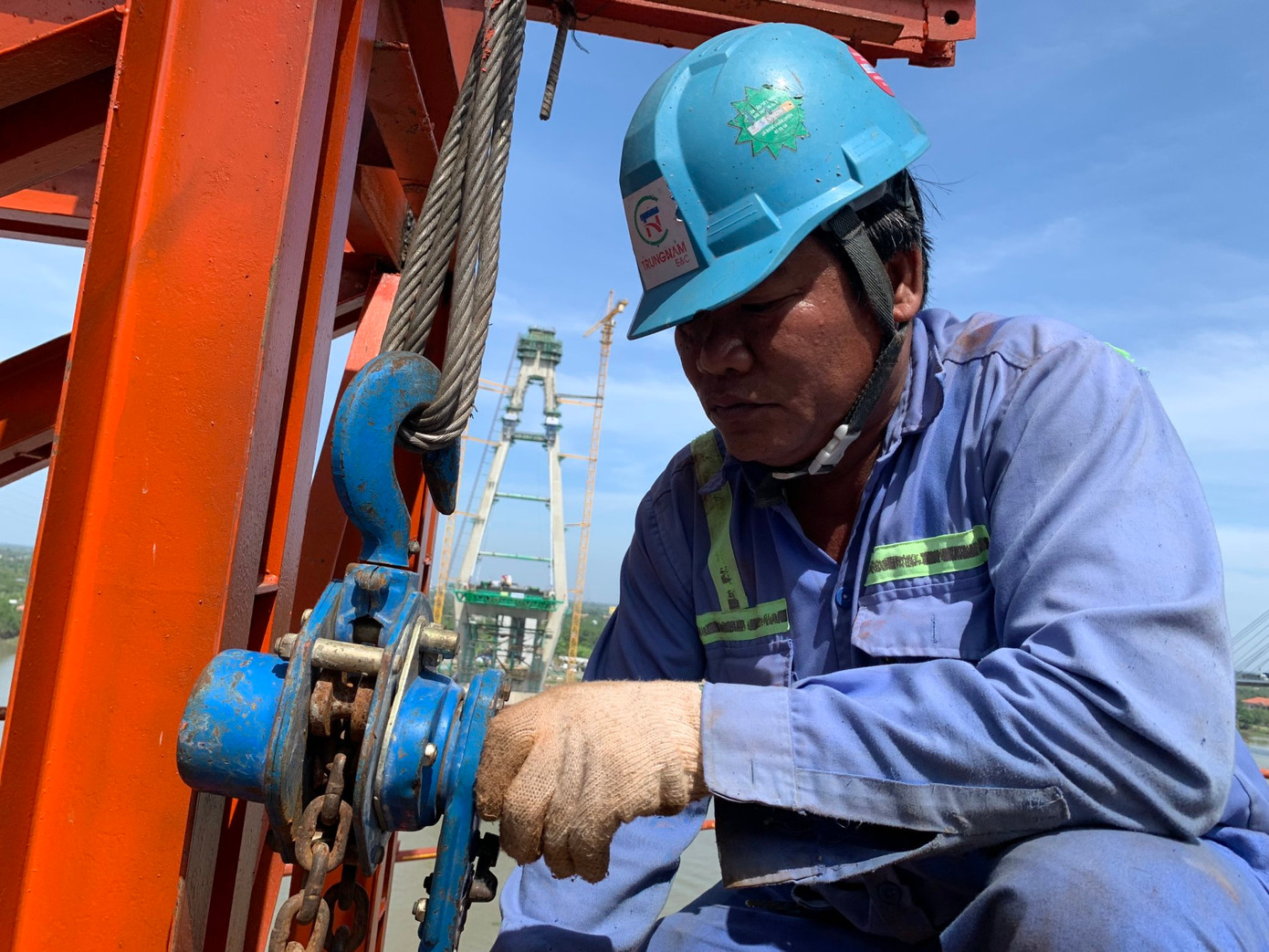 Ông Hoàng Đăng Hậu - công nhân Công ty cổ phần Trung Nam E&amp;C cho biết, hiện công trường có 30 công nhân và lực lượng kỹ sư, vận hành làm việc xuyên Tết để hoàn thành đúng tiến độ đề ra.