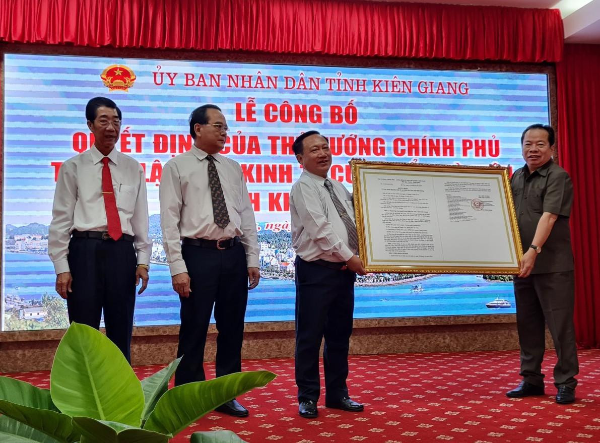 Thừa uỷ quyền Thủ tướng, Phó Bí thư Tỉnh uỷ Kiên Giang Mai Văn Huỳnh (bên phải) trao Quyết định thành lập Khu kinh tế của khẩu Hà Tiên cho cho lãnh đạo Ban quản lí khu kinh tế.