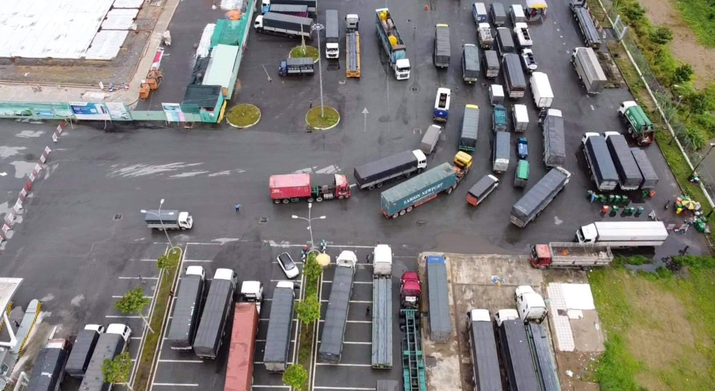 Tình trạng xe ùn ứ tại tại điểm tập kết, trung chuyển hàng hoá ở bến xe Trung tâm TP. Cần Thơ. (Ảnh chụp sáng 26/8). Tình trạng xe ùn ứ tại tại điểm tập kết, trung chuyển hàng hoá ở bến xe Trung tâm TP. Cần Thơ. (Ảnh chụp sáng 26/8).