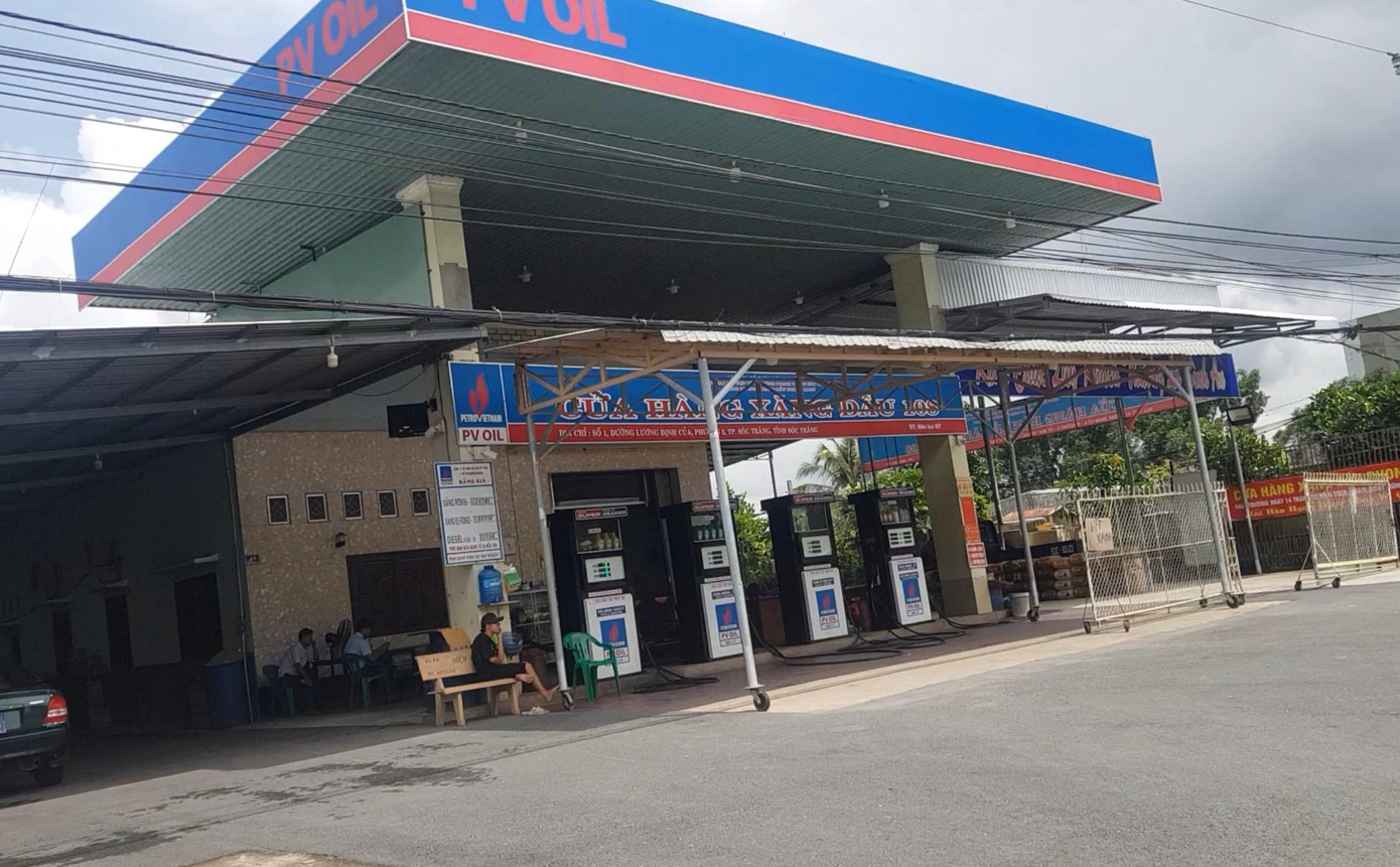 Theo tìm hiểu của phóng viên, không chỉ ở vùng nông thôn mà ngay tại TP. Sóc Trăng cũng có những cây xăng treo bảng hết xăng. Tình trạng này gây ảnh hưởng không nhỏ đến việc đi lại, cũng như sản xuất của người dân.