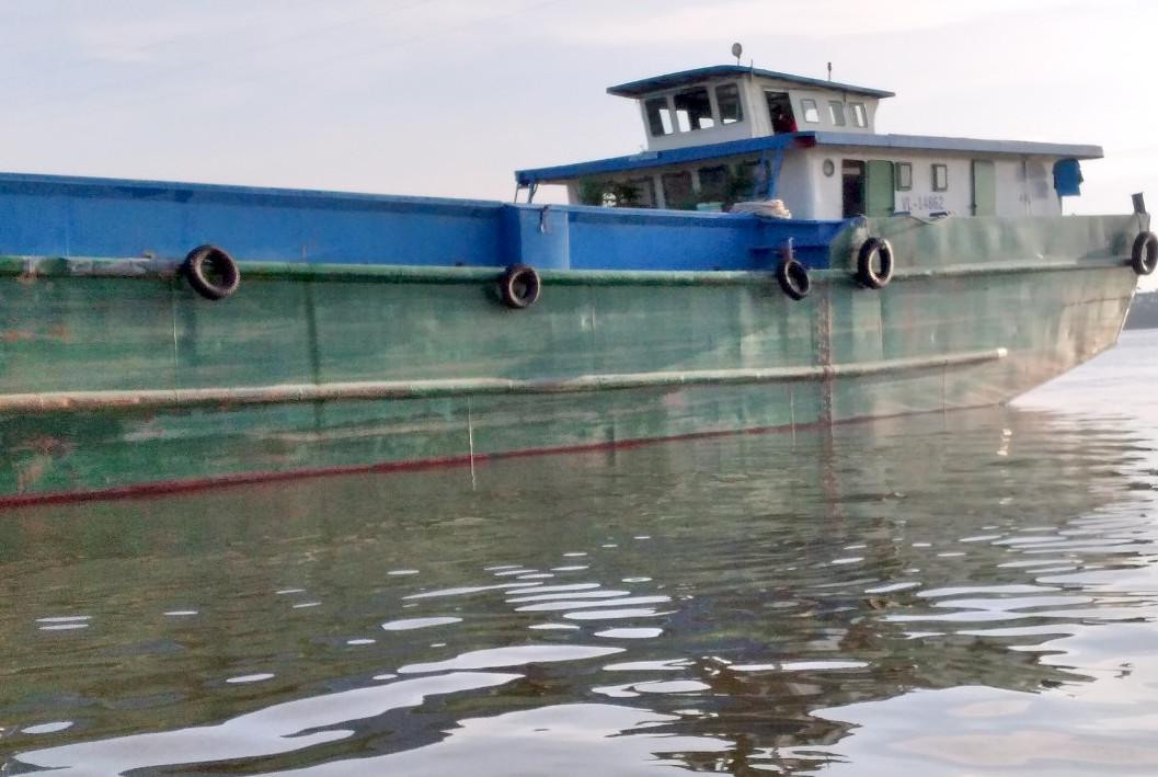 Chiếc sà lan tông chìm bè cá.