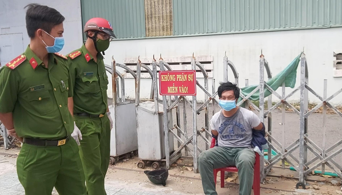 Tuấn bị bắt sau khi tấn công cảnh sát tại chốt kiểm soát phòng, chống dịch COVID-19. Ảnh: Châu Thành. Tuấn bị bắt sau khi tấn công cảnh sát tại chốt kiểm soát phòng, chống dịch COVID-19. Ảnh: Châu Thành.