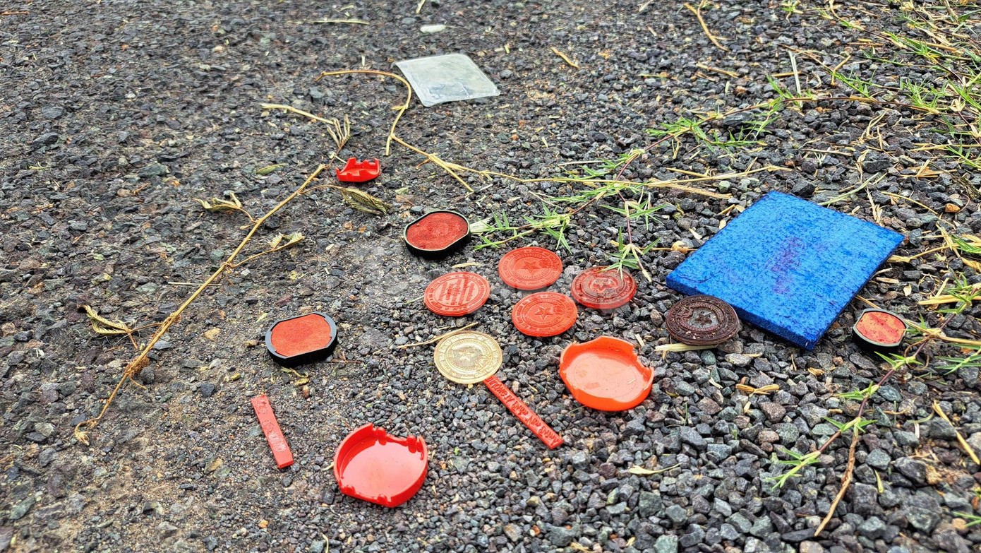 Nhiều con dấu đã được khắc chữ được phát hiện bên lề đường. Nhiều con dấu đã được khắc chữ được phát hiện bên lề đường.