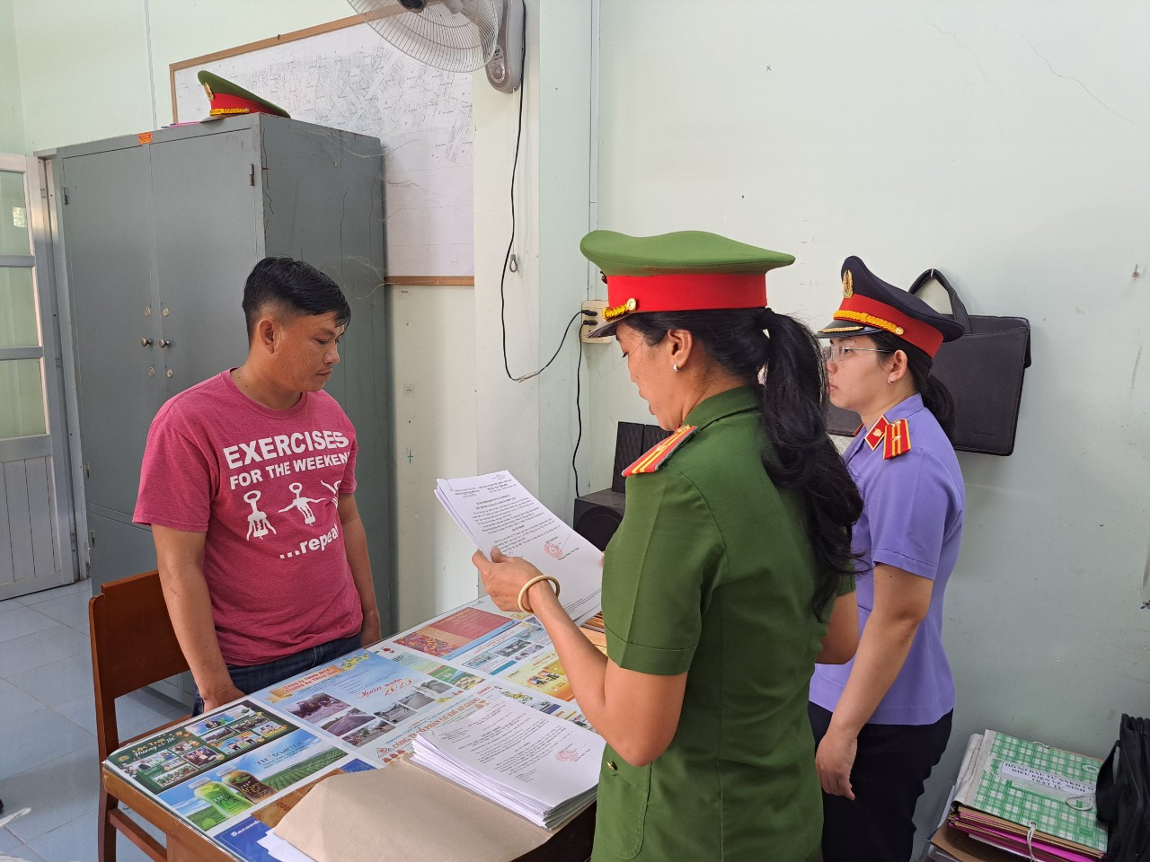 Lực lượng Công an tống đạt các quyết định và lệnh bắt tạm giam đối với Phan Thành Được