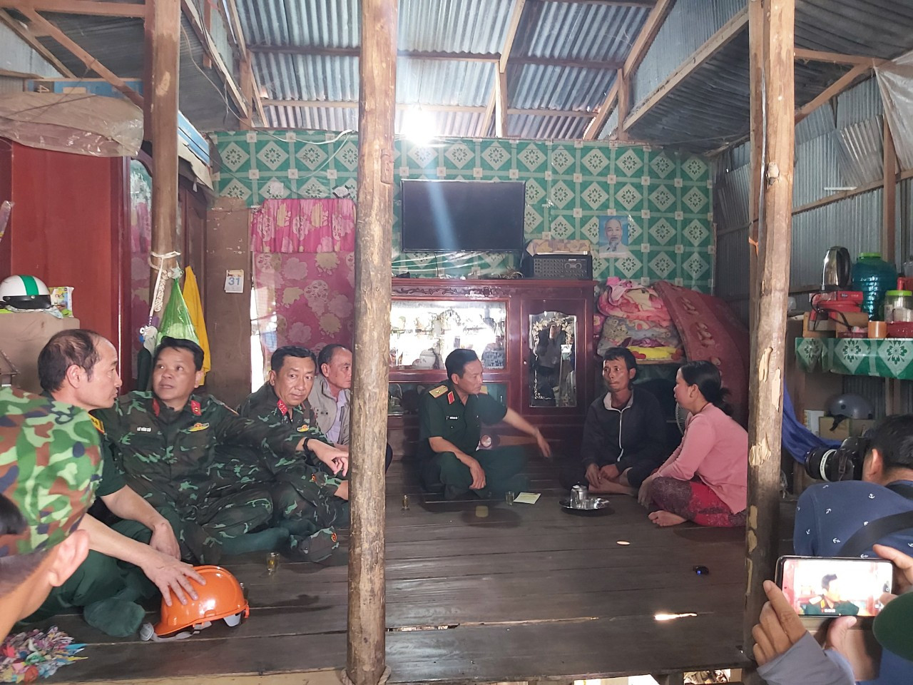 Cùng ngày, Thiếu tướng Nguyễn Minh Triều - Phó Tư lệnh Quân khu 9 đã đến gia đình nạn nhân thăm hỏi, động viên. Ảnh: Hoà Hội.