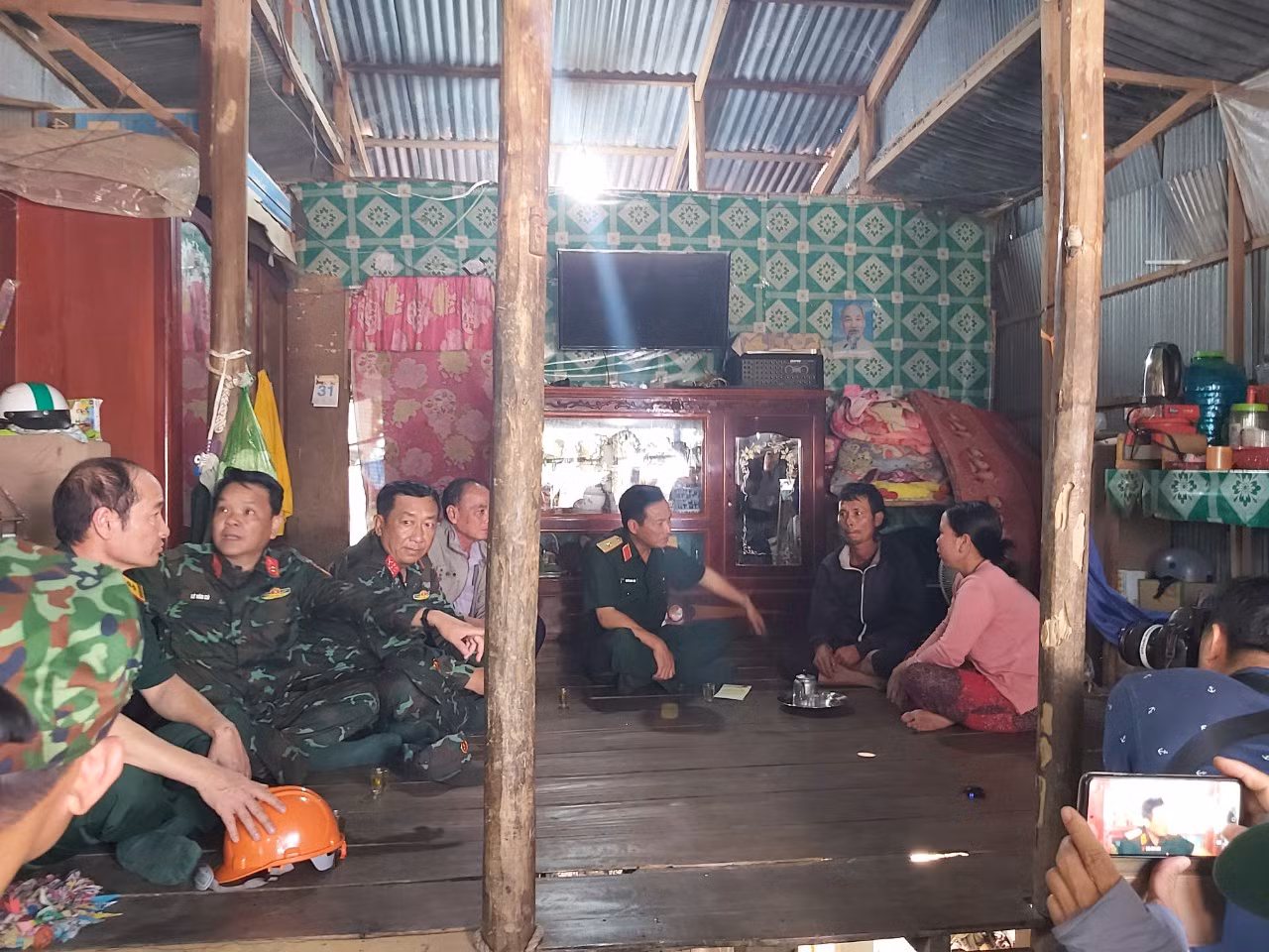 Cùng ngày, Thiếu tướng Nguyễn Minh Triều - Phó Tư lệnh Quân khu 9 đã đến gia đình nạn nhân thăm hỏi, động viên. Ảnh: Hoà Hội.