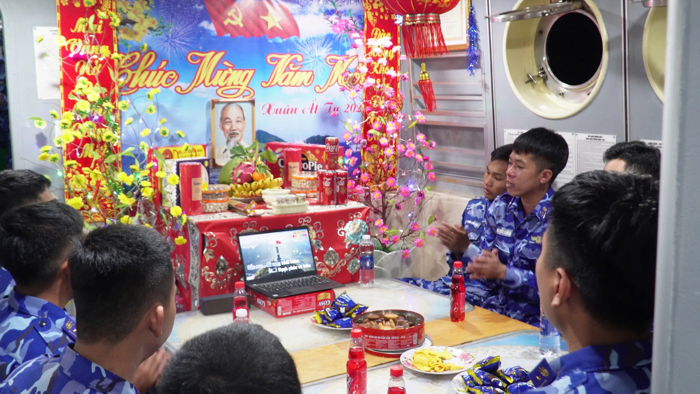 Tổ chức giao lưu văn hóa, văn nghệ trên tàu CSB. Tổ chức giao lưu văn hóa, văn nghệ trên tàu CSB.