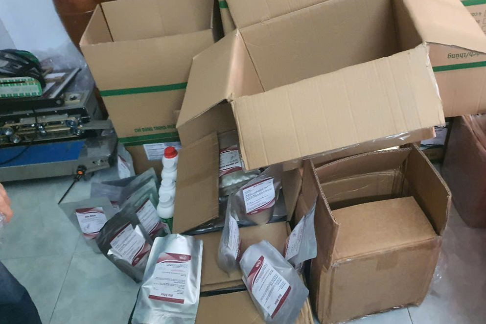 Các thiết bị cùng sản phẩm tạm giữ tại Công ty TNHH NUTRITION GOODLIFE Việt Nam. Ảnh: Tiến Tầm. Các thiết bị cùng sản phẩm tạm giữ tại Công ty TNHH NUTRITION GOODLIFE Việt Nam. Ảnh: Tiến Tầm.