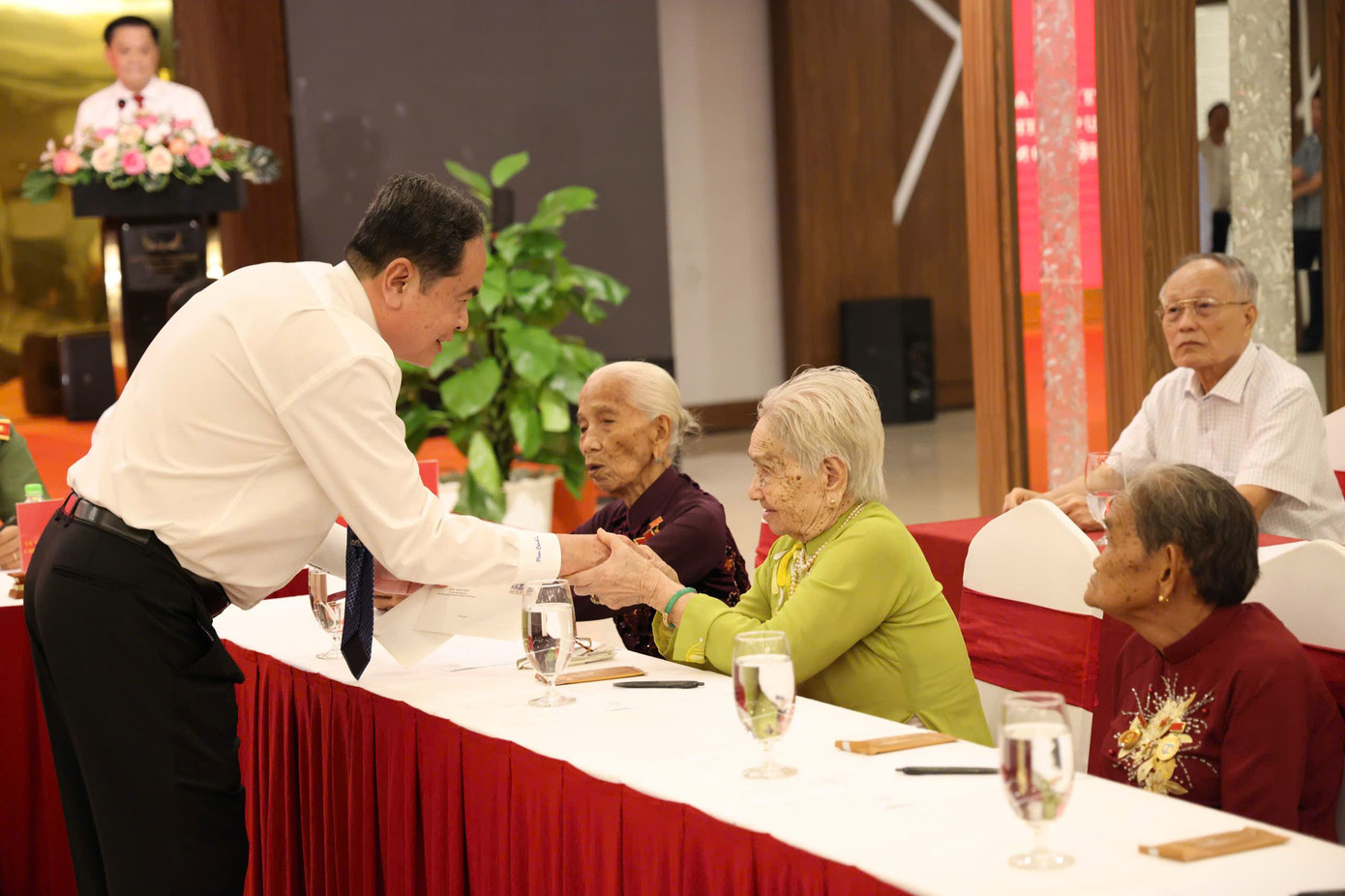 Chủ tịch Quốc hội Trần Thanh Mẫn thăm hỏi, trao quà tặng Mẹ Việt Nam Anh hùng tại buổi gặp mặt. Chủ tịch Quốc hội Trần Thanh Mẫn thăm hỏi, trao quà tặng Mẹ Việt Nam Anh hùng tại buổi gặp mặt.