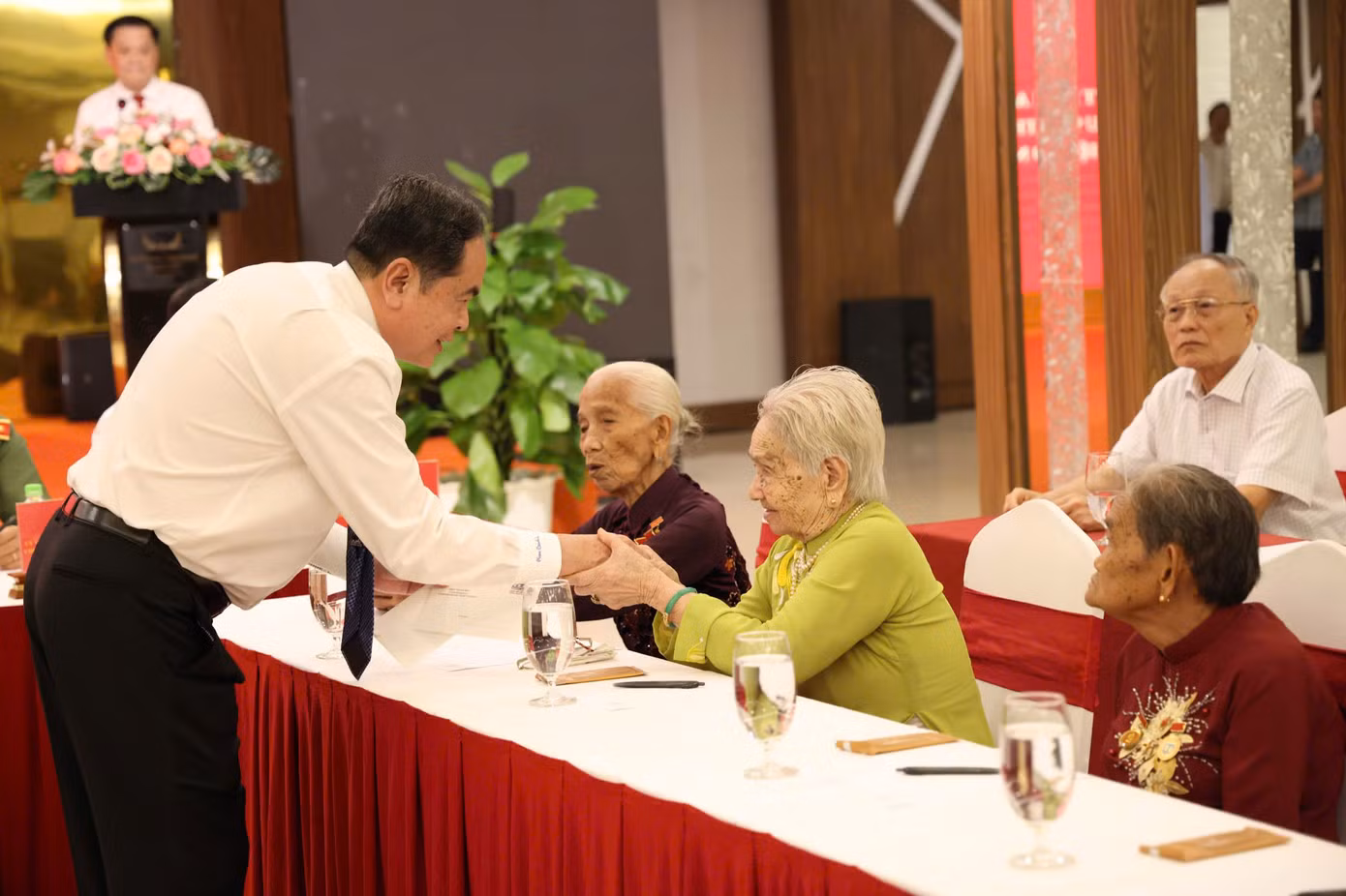 Chủ tịch Quốc hội Trần Thanh Mẫn thăm hỏi, trao quà tặng Mẹ Việt Nam Anh hùng tại buổi gặp mặt.