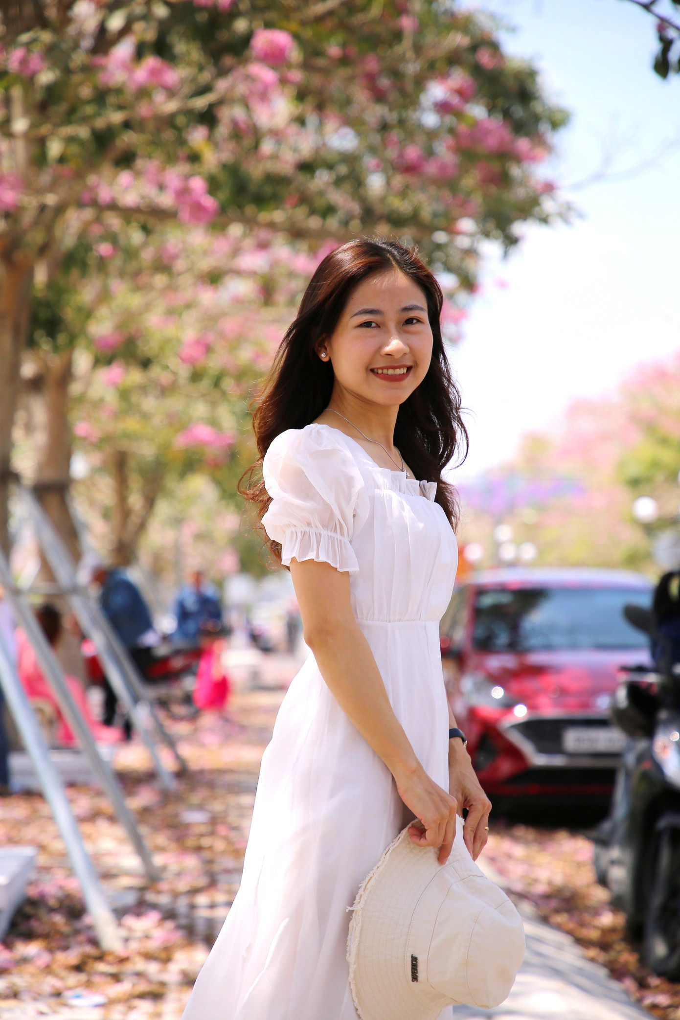 Rất nhiều người, trong đó chủ yếu là bạn trẻ đến ngắm nhìn, chụp ảnh với hoa kèn hồng.