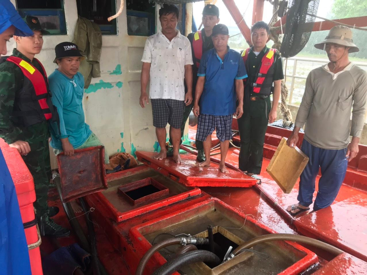 Tàu cá vận chuyển 7.000 lít dầu DO không có hoá đơn, chứng từ. Ảnh TV.