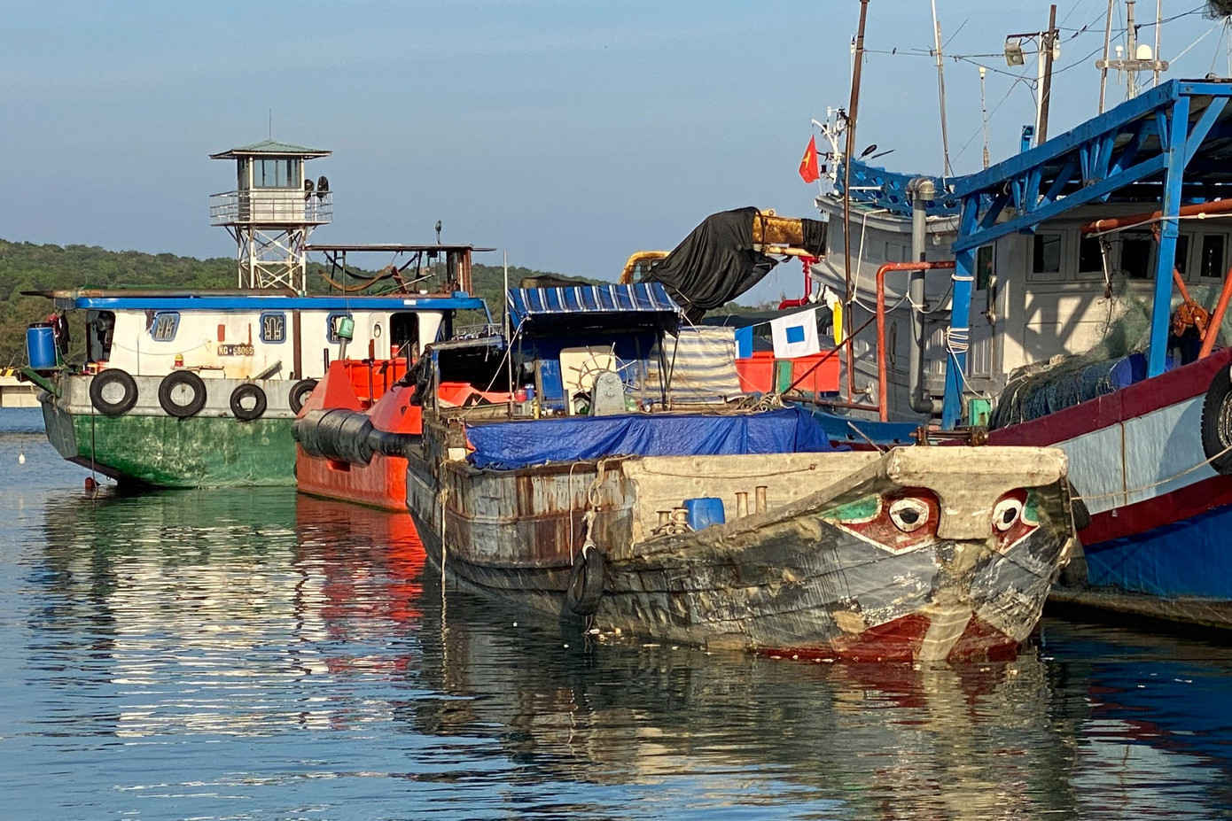 Tàu vi phạm được dẫn giải về cảng Hải đội 422, Hải đoàn 42 tại thành phố Phú Quốc. Ảnh: Đức Thái.