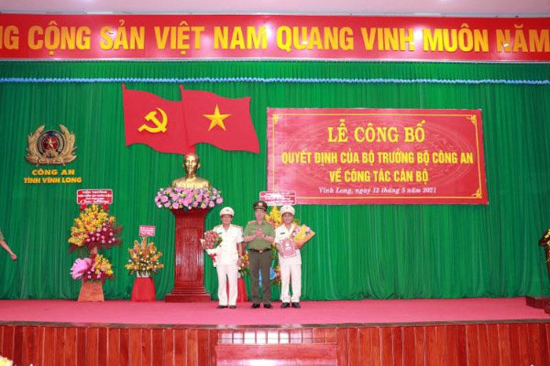 Thượng tướng Nguyễn Văn Thành trao quyết định bổ nhiệm Đại tá Nguyễn Trọng Dũng và Đại tá Đoàn Minh Lý.
