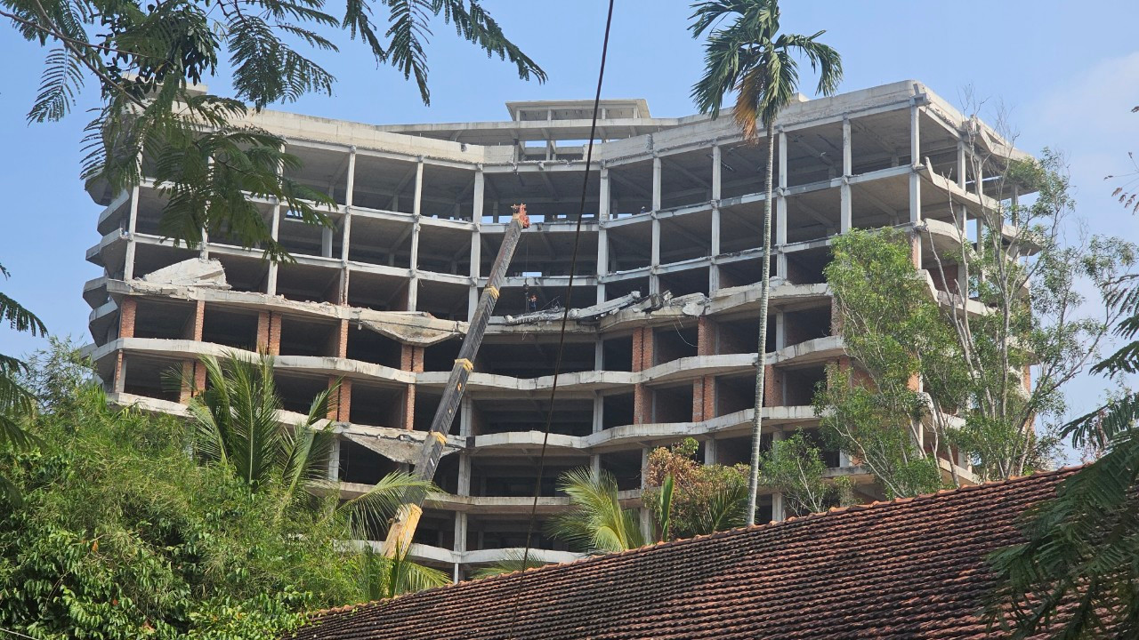 Máy móc, thiết bị được đưa đến phục vụ cho việc tháo dỡ phần vi phạm của công trình.