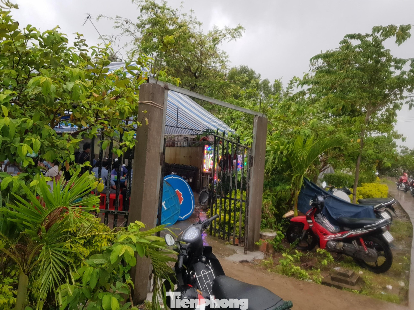 Gia đình lo hậu sự cho các nạn nhân. Ảnh Nhật Huy. Gia đình lo hậu sự cho các nạn nhân. Ảnh Nhật Huy.