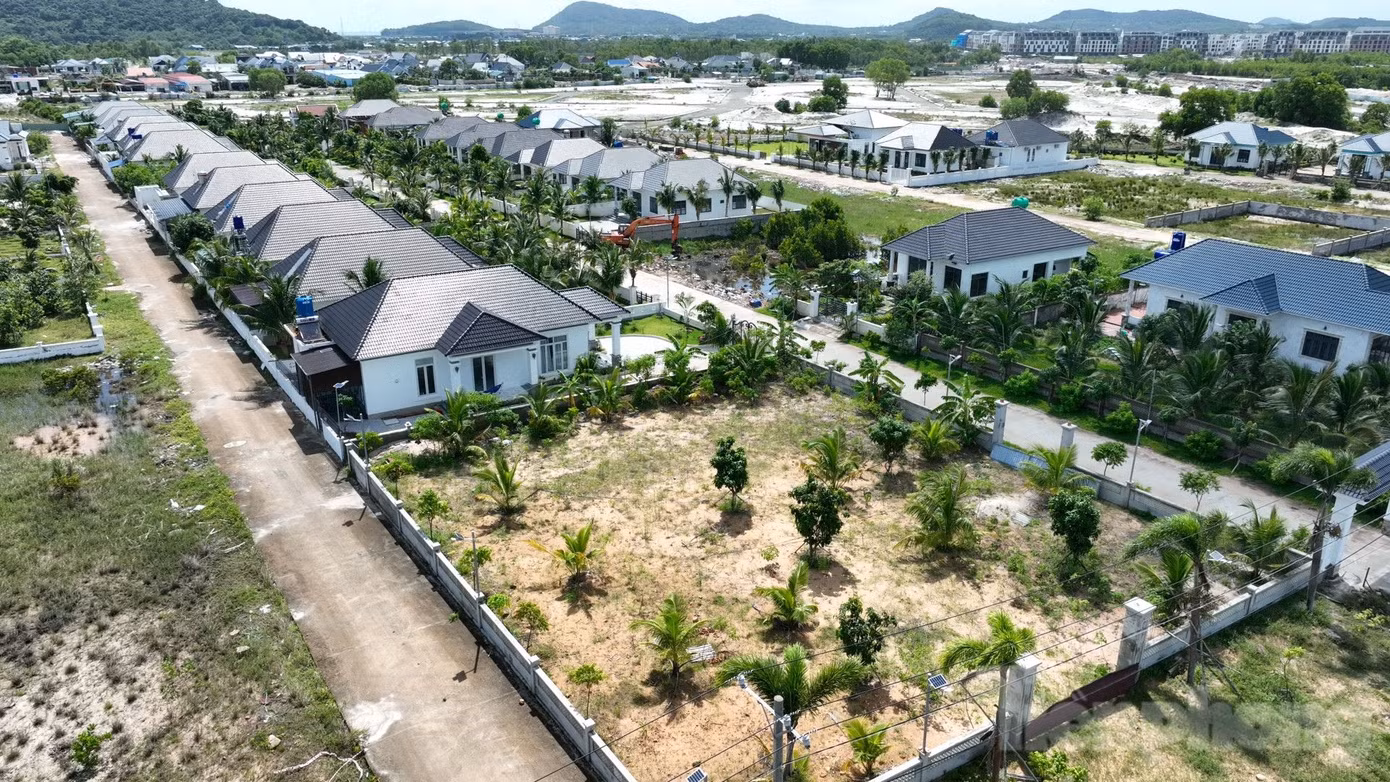 14 căn biệt thự tại khu 79 căn biệt thự không phép sẽ bị cưỡng chế vào ngày 18/9. 14 căn biệt thự tại khu 79 căn biệt thự không phép sẽ bị cưỡng chế vào ngày 18/9.