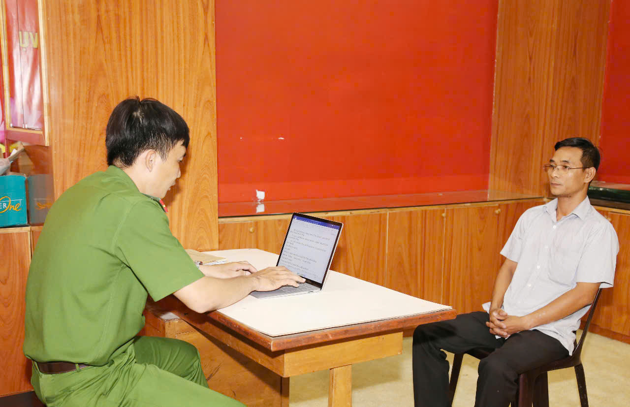 Nguyễn Quyết Thắng và Nguyễn Văn Chí tại cơ quan công an. Nguyễn Quyết Thắng và Nguyễn Văn Chí tại cơ quan công an.