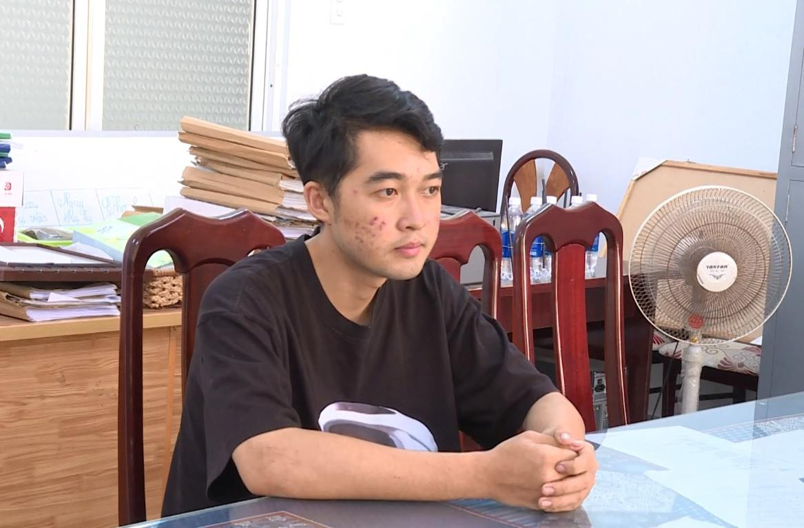 Trương Quang Anh Đức tại cơ quan công an. Trương Quang Anh Đức tại cơ quan công an.